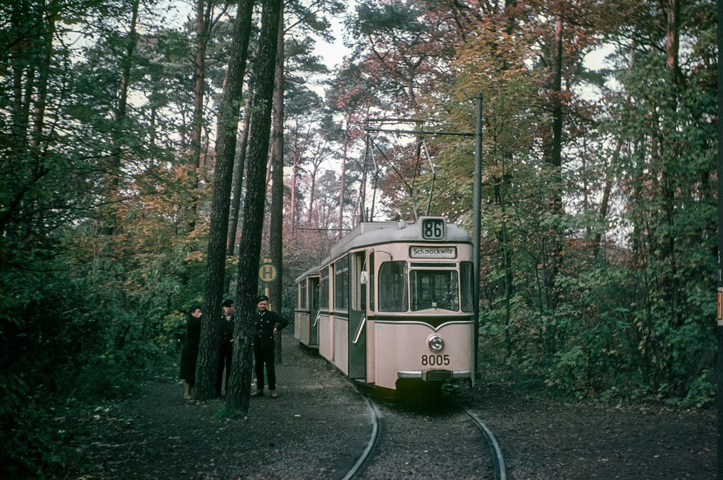 15.05.1968, Endstelle Mahlsdorf-Süd, Hubertus.
Stolzes Personal neben frisch ausgeliefertem Großraumwagen.