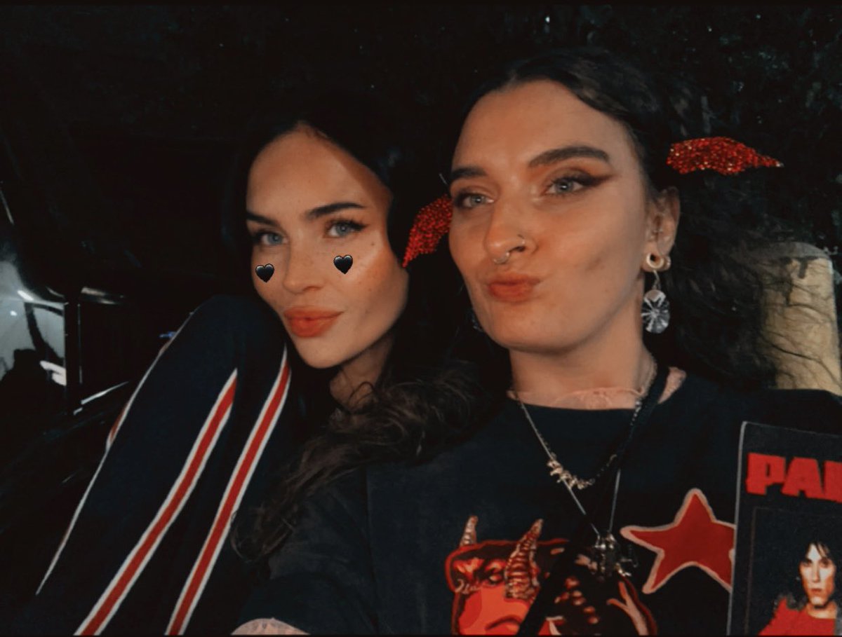 HaileyIsOnMars's tweet image. Angel faced demons with matching necklaces 😈💖🥰 @emilyhoszowski