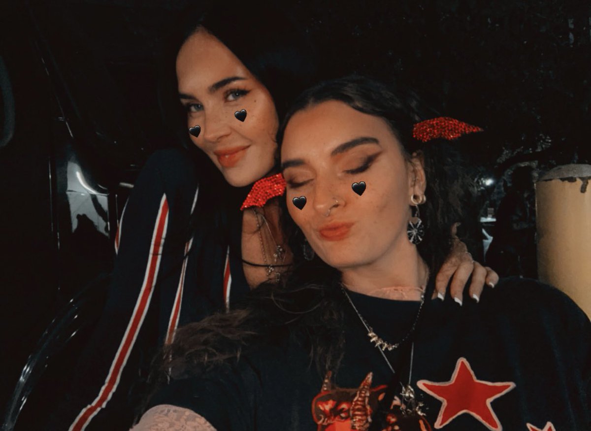 HaileyIsOnMars's tweet image. Angel faced demons with matching necklaces 😈💖🥰 @emilyhoszowski