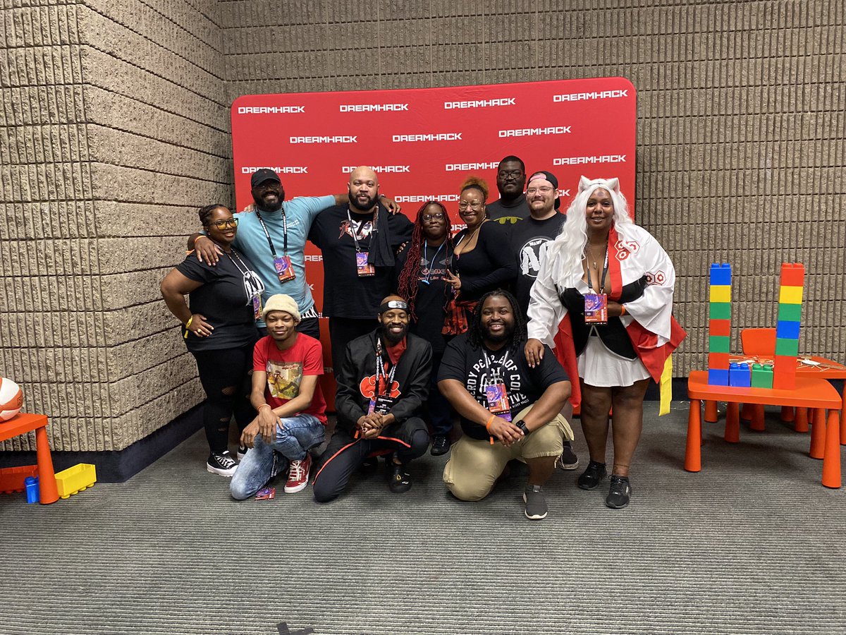 BrandynLeveling's tweet photo. @DreamHack @TheHyozenOne @bunniigang @IdiosynAnca @MsPinky313Play_ @BlerdzUnite The most important thing is the whole weekend was spending time with my MAWF family! Thank you @Coldberg9 for bringing us together ❤️! @RevampedGlint @UrFriendYates @Imfamousx1x @TheRoyalJosh_ @DaniPhantomPlay @PushPlayTheDJ ! I love you all ❤️ https://t.co/eI3rtYzGGi