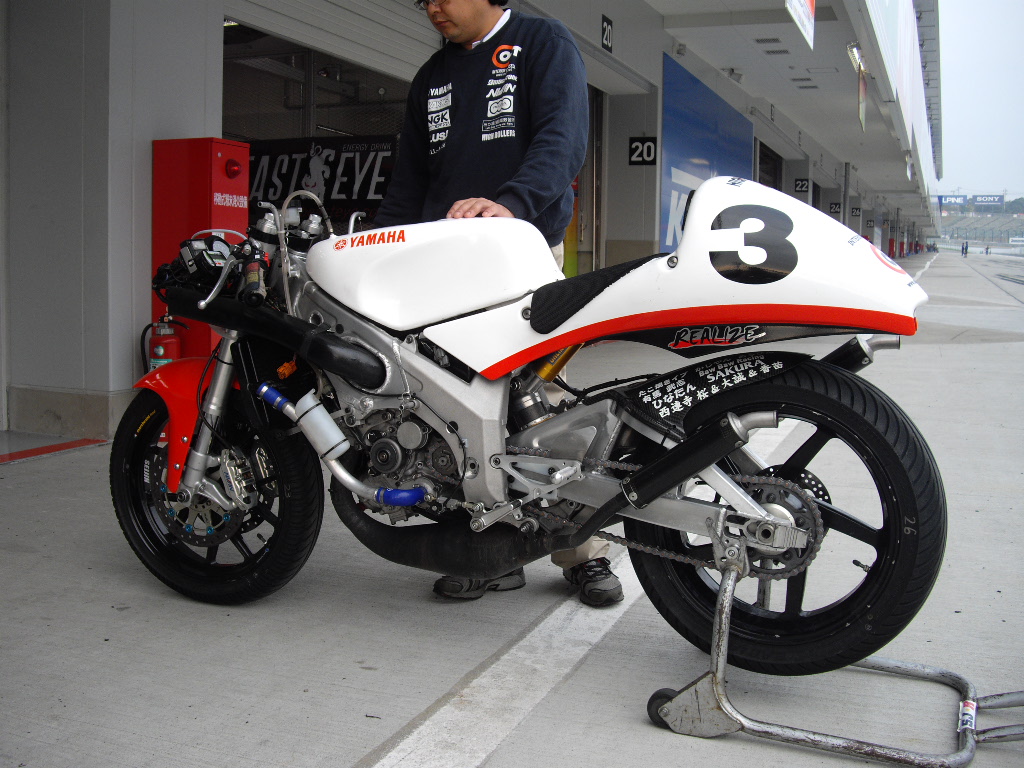 supercotton100's tweet photo. TZ250 　これはスポットFRP製の
YZR250タイプシートカウルかな

2009　全日本鈴鹿 https://t.co/VlJH77aiHE