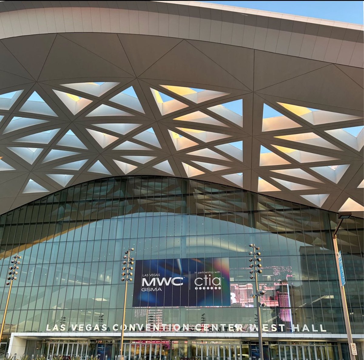 MWCHub's tweet image. The wait is almost over! Two days until we open the doors for MWC Las Vegas 2024 ⏳🚀

We look forward to welcoming you all very soon 👋 #MWC24