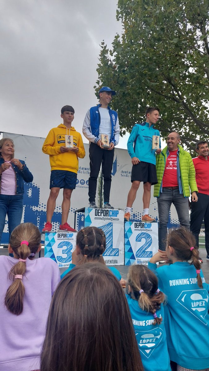 Un año más en el Pueblo del jefe <a href="/claveriaricardo/">RICARDO CLAVERIA</a> y de nuestro fisio <a href="/THERAFIS/">THERAFIS</a> en la Carrera Popular de #SevillalaNueva
Memorial Héctor Valero💙💙

Subcampeón Absoluto <a href="/jr_claveria/">RICARDO CLAVERIA JR</a>

<a href="/HugoRosaenz/">hugo rosaenz</a> Campeón Juvenil y <a href="/juanchoalfaro01/">juaannchh</a> segundo Senior 👏👏👏👏👏

#TEAMCLAVERIA