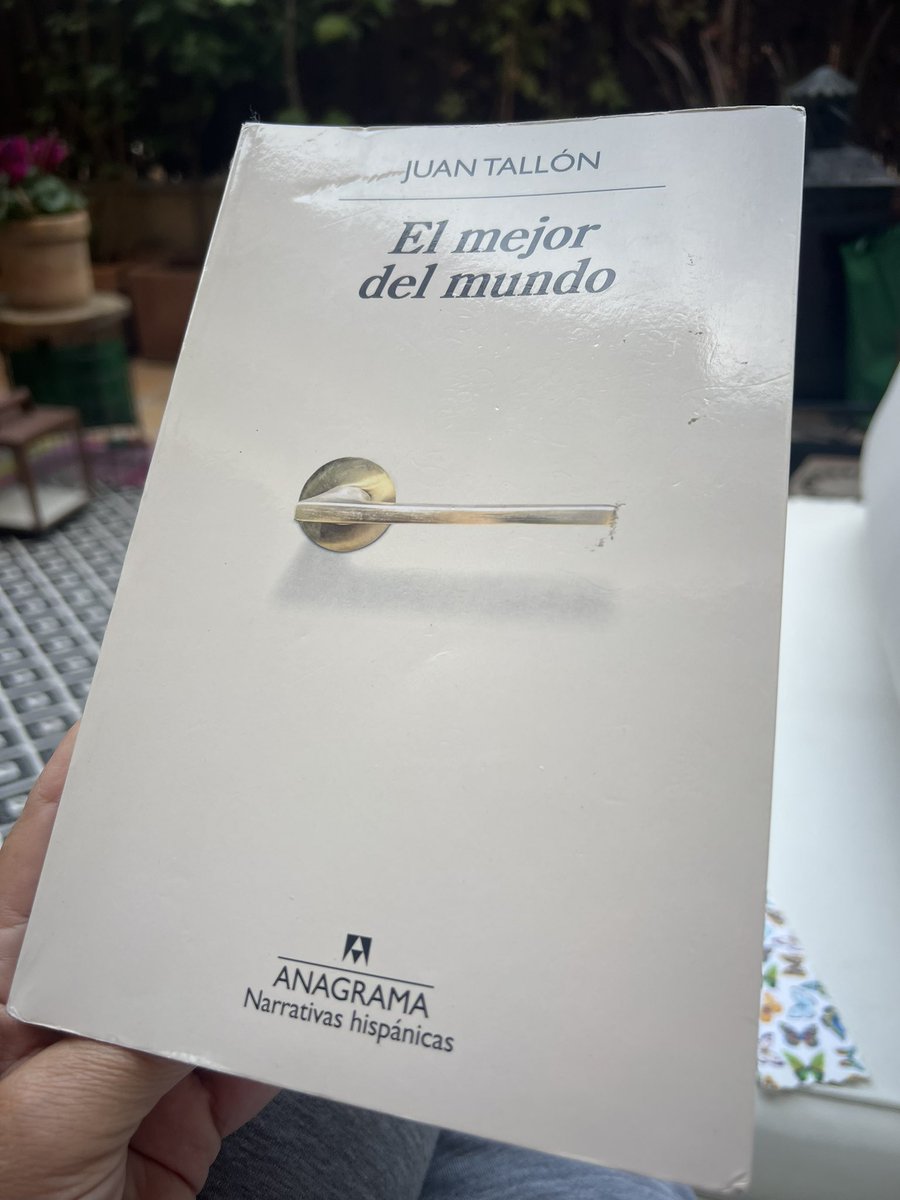 “Hija y padre sentían que una mano siempre era una mano, nunca se sobredimensionaba, y conectada a otra permitía la conducción de un flujo secreto, auténtico. Dos manos agarradas no engañan a nadie: era imposible aferrarse a una persona sin sentir alguna forma de amor por ella.”