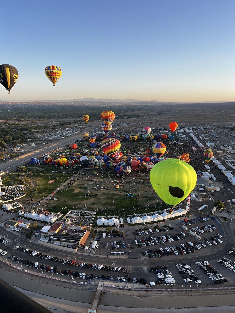 PestControlNM's tweet image. What an unforgettable second day at the 2024 Albuquerque International Balloon Fiesta! The mass ascension filled the sky with vibrant colors on this perfect morning.
#balloonfiesta2024 #Albuquerque