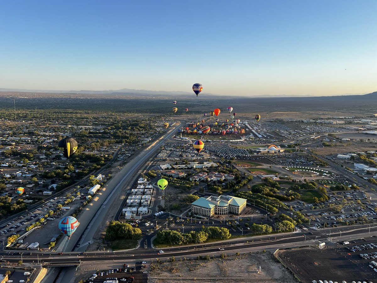 PestControlNM's tweet image. What an unforgettable second day at the 2024 Albuquerque International Balloon Fiesta! The mass ascension filled the sky with vibrant colors on this perfect morning.
#balloonfiesta2024 #Albuquerque