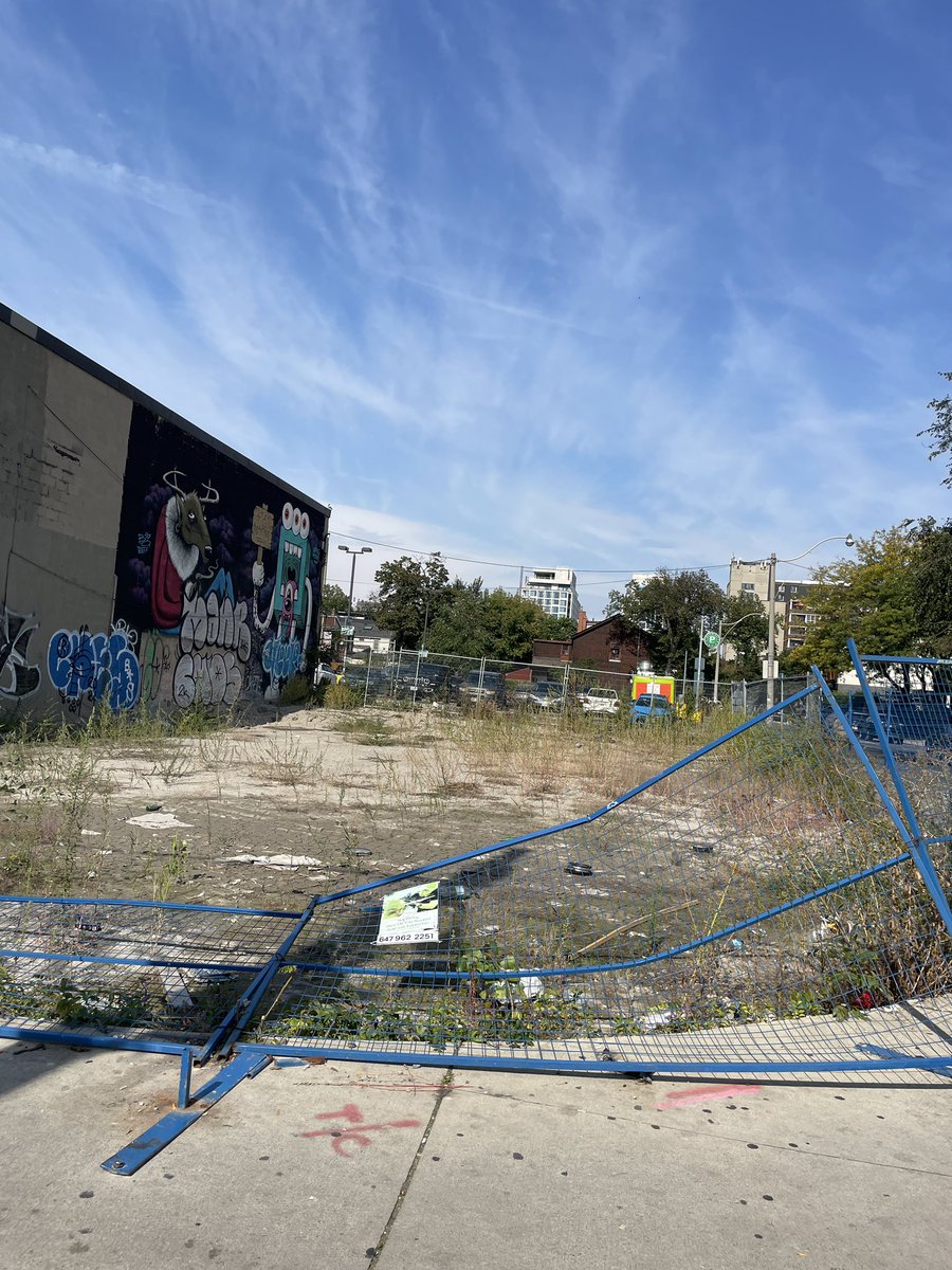Hey <a href="/311Toronto/">311 Toronto</a> can we please URGENTLY fix this damaged fencing at Queen and Augusta (NW corner)? 
It’s a major trip hazard too!