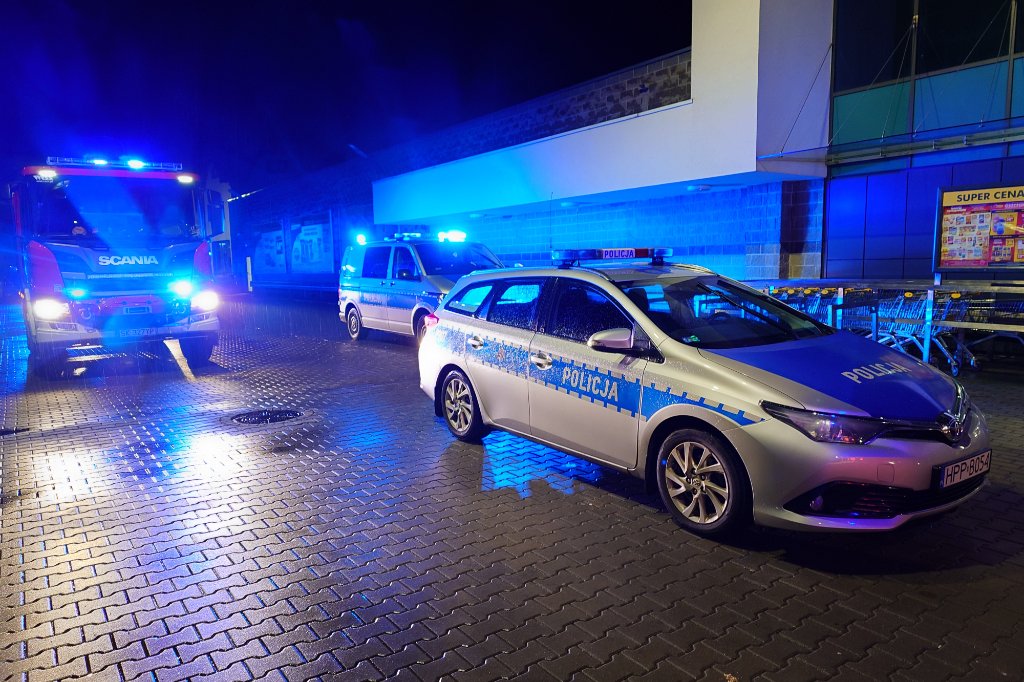JamroMirek's tweet photo. 2 października 2024, Wilamowice, ul. Paderewskiego, godz. 23.28 - W bankomacie właczył się czujnik gazu. Wysłano trzy zastępy straży pożarnej i policję. Więcej: https://t.co/KCNO6trtpl https://t.co/UzaBQ4YX7b