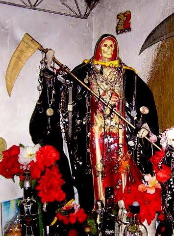 サンタムエルテの降臨祭まであと25日です。

10/31は世間ではハロウィンですね。

ハロウィンは元はサウィンやサムヘインと呼ばれる古代ケルト暦の1年の始まり

すなわち夏の終わりと冬の始まりにあたる10月31日の前夜祭と11月1日の祝祭の事

サンタムエルテ降臨祭は11/1から11/2にかけて行われる🌹