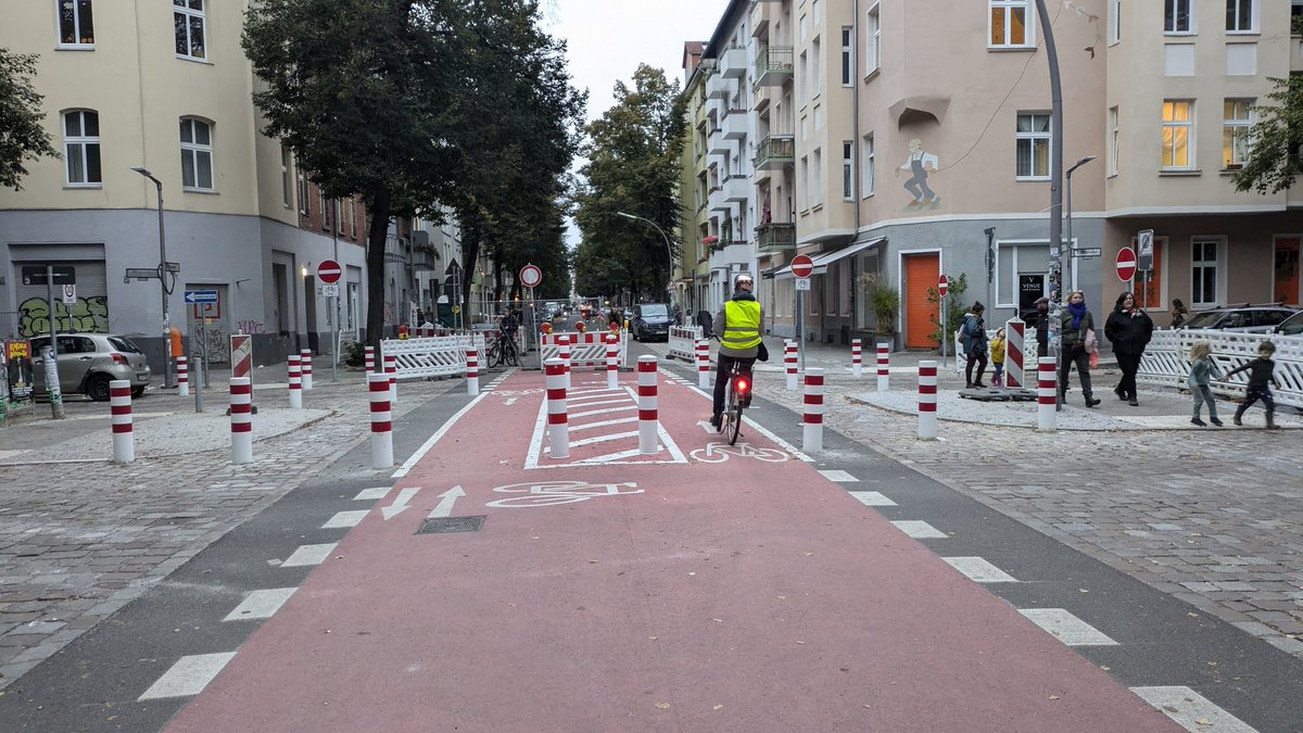 Xberg Edge (@xberg_edge) on Twitter photo <a href="/derjochen/">Jochen Biedermann</a>
Die #Fahrradstraße Weserstraße wird immer besser, auch die Anwohnenden freuen sich ob der neu gewonnenen Ruhe.
Toll 👍 👍!
<a href="/radneukoelln/">Netzwerk Fahrradfreundliches Neukölln</a> <a href="/derjochen/">Jochen Biedermann</a>
Die #Fahrradstraße Weserstraße wird immer besser, auch die Anwohnenden freuen sich ob der neu gewonnenen Ruhe.
Toll 👍 👍!
<a href="/radneukoelln/">Netzwerk Fahrradfreundliches Neukölln</a>