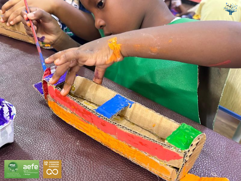 eslecrivains's tweet photo. #Sénégal | ♻️ Les élèves de Grande Section explorent le thème de l'Afrique en réalisant des #pirogues à partir de cartons recyclés, tout en découvrant la culture sénégalaise 🇸🇳 @aefeinfo @aefe_zao #ESLE #efe3d #ODD12 https://t.co/H7ArwPNoMK https://t.co/9B0zciCTMp