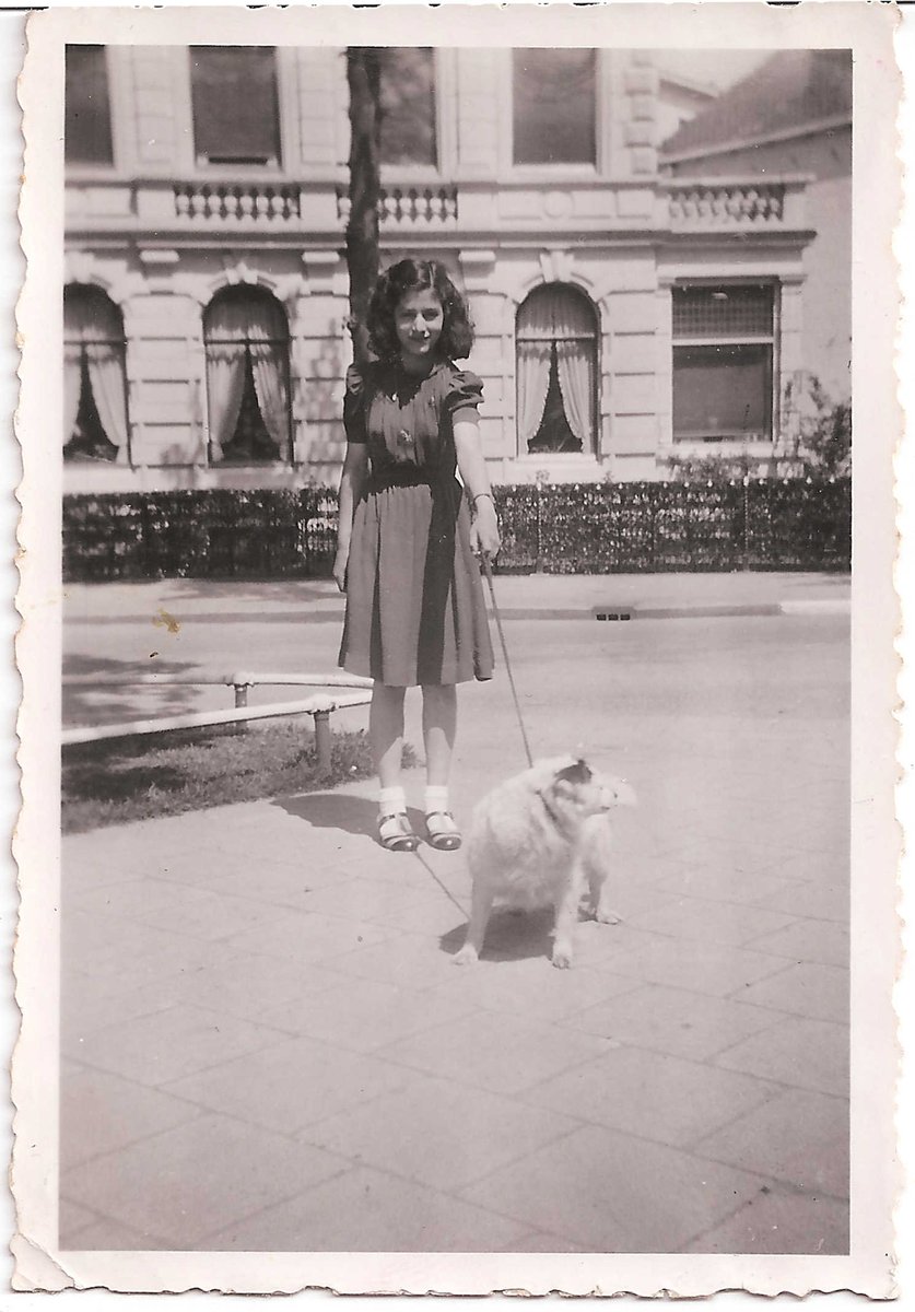 6 October 1927 | Dutch Jewish girl Betty Simmeren was born in Groningen.

In October 1942 she was deported to #Auschwitz. She did not survive.