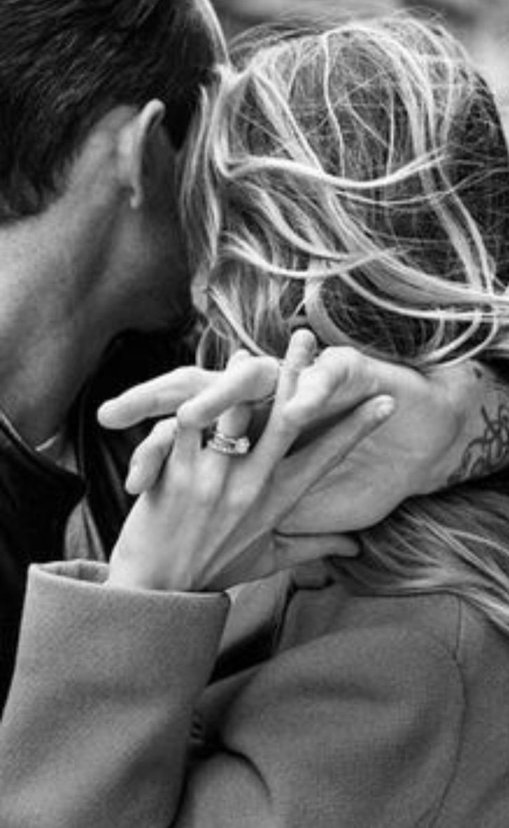 Pocas veces en la vida
encontramos a alguien
con quien poder hablar a corazón abierto,sin ambages, ni rodeos
con quien abrirnos completamente,
alguien con quien poder ser nosotros mismos,sin máscaras, ni pretextos.
Pocas veces conocemos a una persona a la que le contamos sin 👇