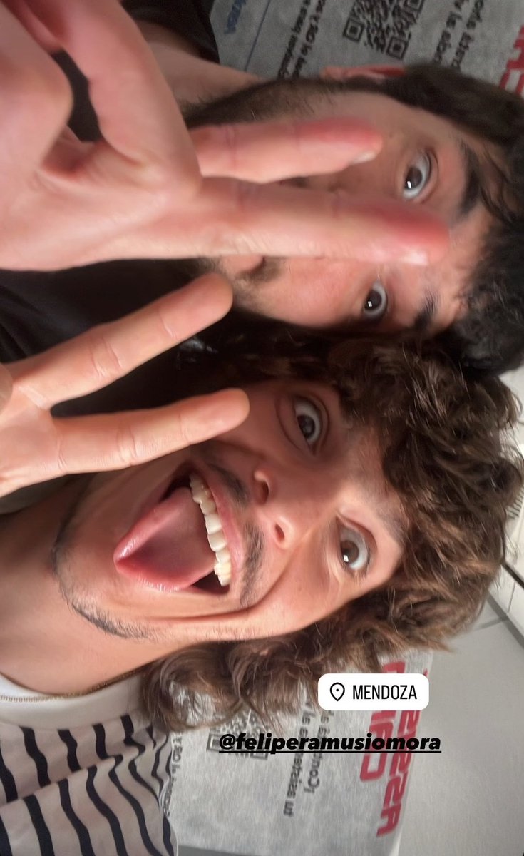 Rocco vía instagram stories junto a Felipe Ramusio. 
En mendoza al igual que medio cast. 👀💖