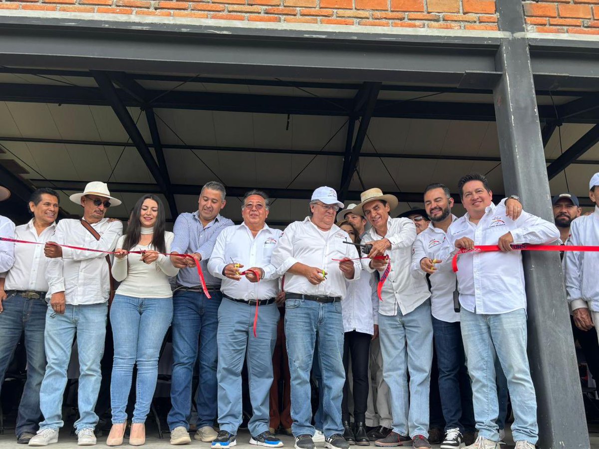 alejandroENCISO's tweet photo. Ver a tantas familias reunidas, compartiendo su amor por los autos antiguos y disfrutando de nuestro bello estado, me llena de orgullo. Estos eventos no solo fortalecen la comunidad, sino que muestran lo mejor de Hidalgo como un destino turístico lleno de historia y cultura. https://t.co/UBJHrtAAoX