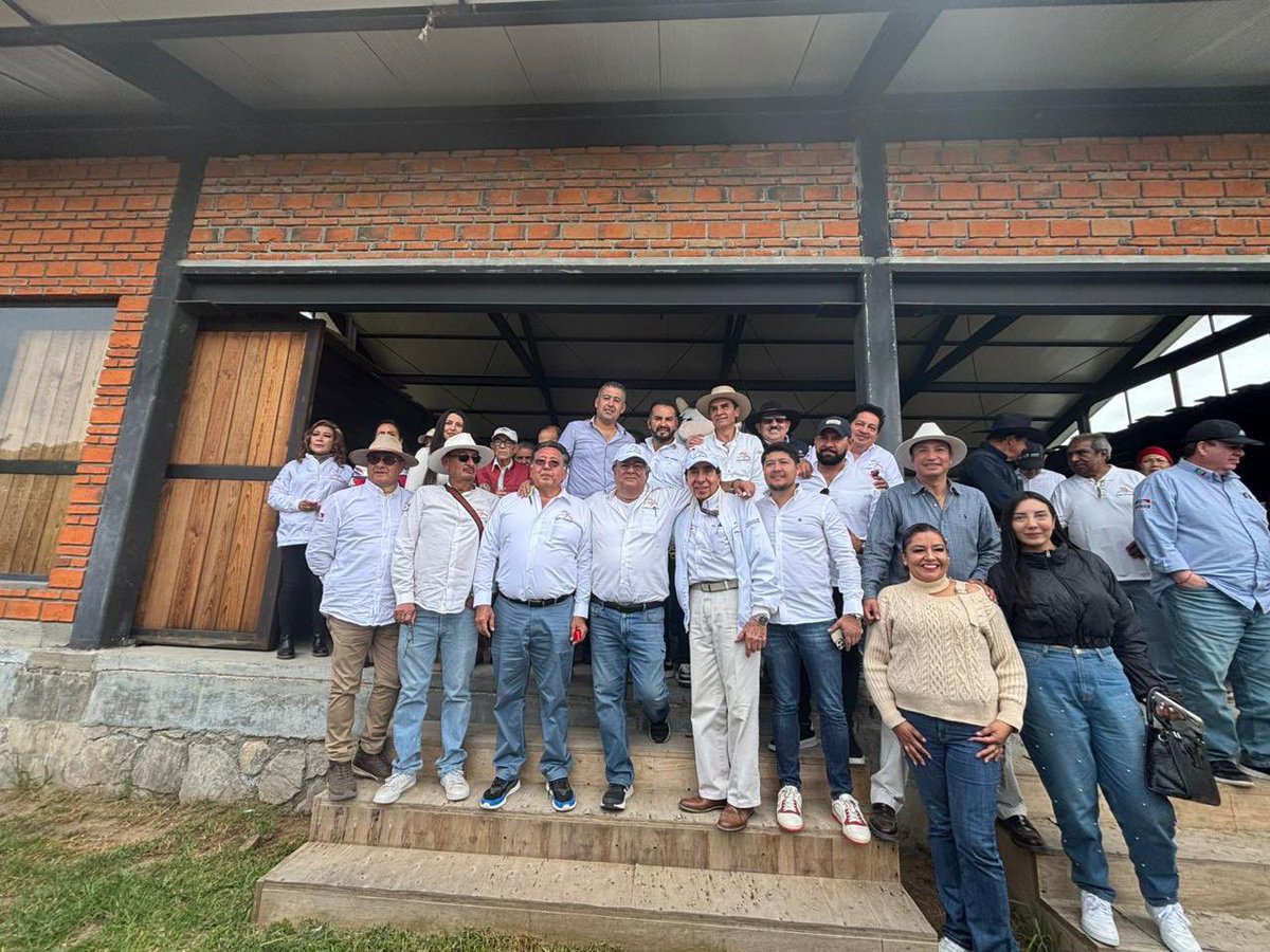 alejandroENCISO's tweet photo. Ver a tantas familias reunidas, compartiendo su amor por los autos antiguos y disfrutando de nuestro bello estado, me llena de orgullo. Estos eventos no solo fortalecen la comunidad, sino que muestran lo mejor de Hidalgo como un destino turístico lleno de historia y cultura. https://t.co/UBJHrtAAoX