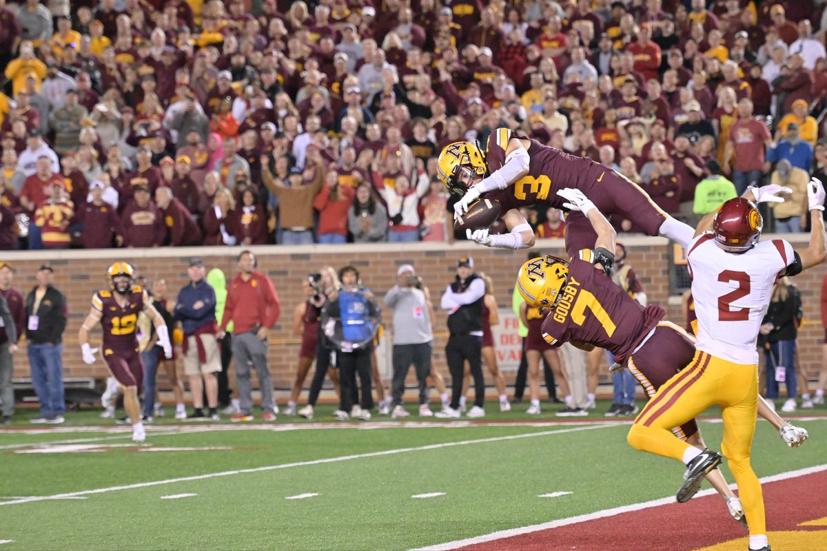 GopherHole's tweet photo. INTERCEPTION WEEKEND!!! Saturday night #Gophers Koi Perich with the game winning INT and Sunday #Skol #Vikings Stephon Gilmore with the game winning INT!! WHAT A WEEKEND!! #StateOfFootball!!! https://t.co/4ZxUOp5SBd