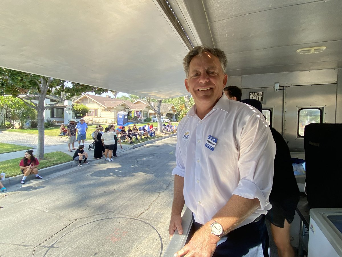 NewmanforCA's tweet image. #TeamNewman and the #BetterSenator truck had a blast at this year’s Tustin Tillers Day Parade! It’s always a joy celebrating the diversity and rich history of our community.

Many thanks to Senator @AngeliqueAshby &amp;amp; @ThinkFinkTustin for joining us! 🍦