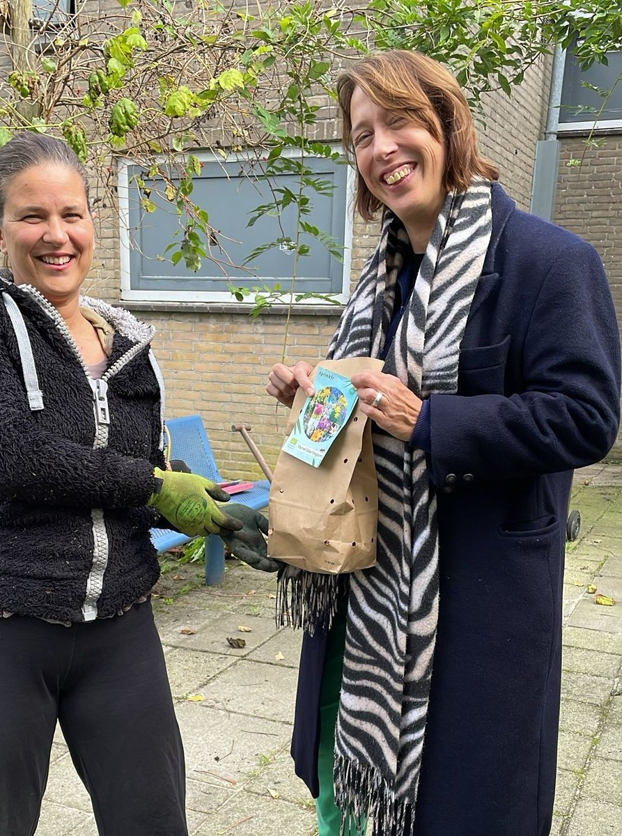 Zo lief, we kregen vandaag bloembollen als verassing van de zusterparken! Daar kunnen we onze bloementuin mooi mee opfleuren!

#rotsoord #zusterpark #utrecht #groen

np-utrechtseheuvelrug.nl/zusterparken/