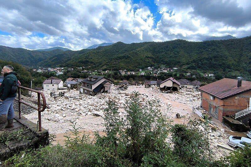 RTErdogan's tweet photo. Dost ve kardeş Bosna-Hersek'te meydana gelen sel felaketinde hayatını kaybedenlere Allah'tan rahmet, yaralılara acil şifalar diliyorum.

AFAD'ımız, Kızılay'ımız ve TİKA'mızla ülkemizin merhamet ve şefkat elini Bosna-Hersekli kardeşlerimize uzatıyoruz. 🇹🇷🇧🇦                        

18 kişinin cansız bedenine ulaşıldığı, 40 kişiyi arama-kurtarma çalışmalarının devam ettiği Jablanica ve Konjic kenti ile Fojnica başta olmak üzere acil barınma ve beslenme ihtiyaçlarını içeren yardımlarımızı bölgeye ulaştırıyoruz.

İlk etapta 96 jeneratör, 60 konteyner, 168 yatak, 84 mutfak seti, 1.050 battaniye, 1.130 gıda kolisi ve kumanya, 2 ton un, 10 su tahliye pompası, 2 su paleti, hijyen seti, klima, buzdolabı ve içme suyu tedarikiyle bu zor günlerinde kardeşlerimizin yaralarını sarmaya çalışıyoruz.

Selden etkilenen tüm Bosna-Hersekli kardeşlerimize geçmiş olsun dileklerimizi iletiyorum.