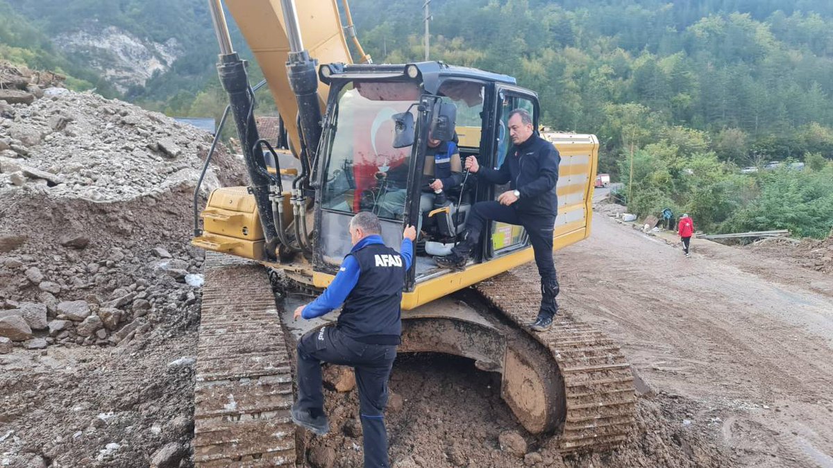 Dost ve kardeş Bosna-Hersek'te meydana gelen sel felaketinde hayatını kaybedenlere Allah'tan rahmet, yaralılara acil şifalar diliyorum.

AFAD'ımız, Kızılay'ımız ve TİKA'mızla ülkemizin merhamet ve şefkat elini Bosna-Hersekli kardeşlerimize uzatıyoruz. 🇹🇷🇧🇦