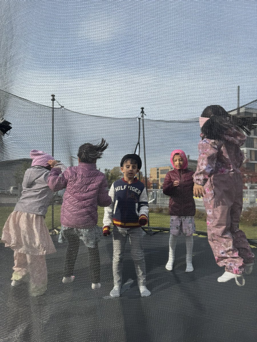 LajnaNorge's tweet photo. I dag ble det avholdt class for Nasirat og Lajna i moskeen. Etter en time med class inne, ble det aktiviteter ute🍃 #LajnaImai’llah #LajnaImai’llahNorway #Ahmadiyya #Oslo #furuset https://t.co/XOqPi3fIYv