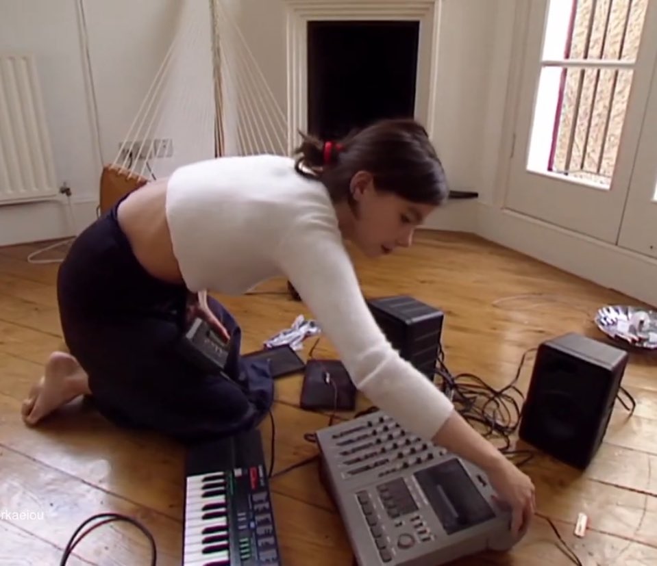 dailybjork's tweet photo. björk’s “home studio” in 1994 https://t.co/sXZhZc1ekM