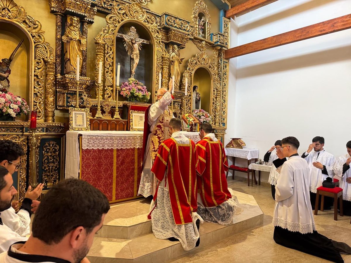 sitsio's tweet photo. Catholicism is beautiful