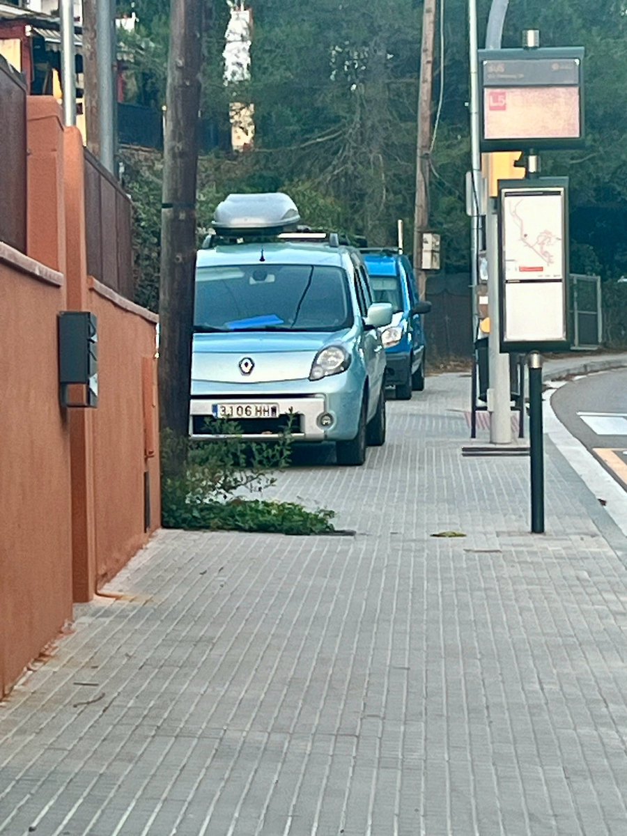 TAFANER6's tweet photo. Què hem de fer amb les persones incíviques??@ajsantcugat @josepmvalles @diba 
Un altre dia més he de baixar de la vorera sense cap visibilitat per poder arribar a casa.

@policiastc tant costa fer pasar de tant en tant una patrulla https://t.co/eQJrLL39Hf