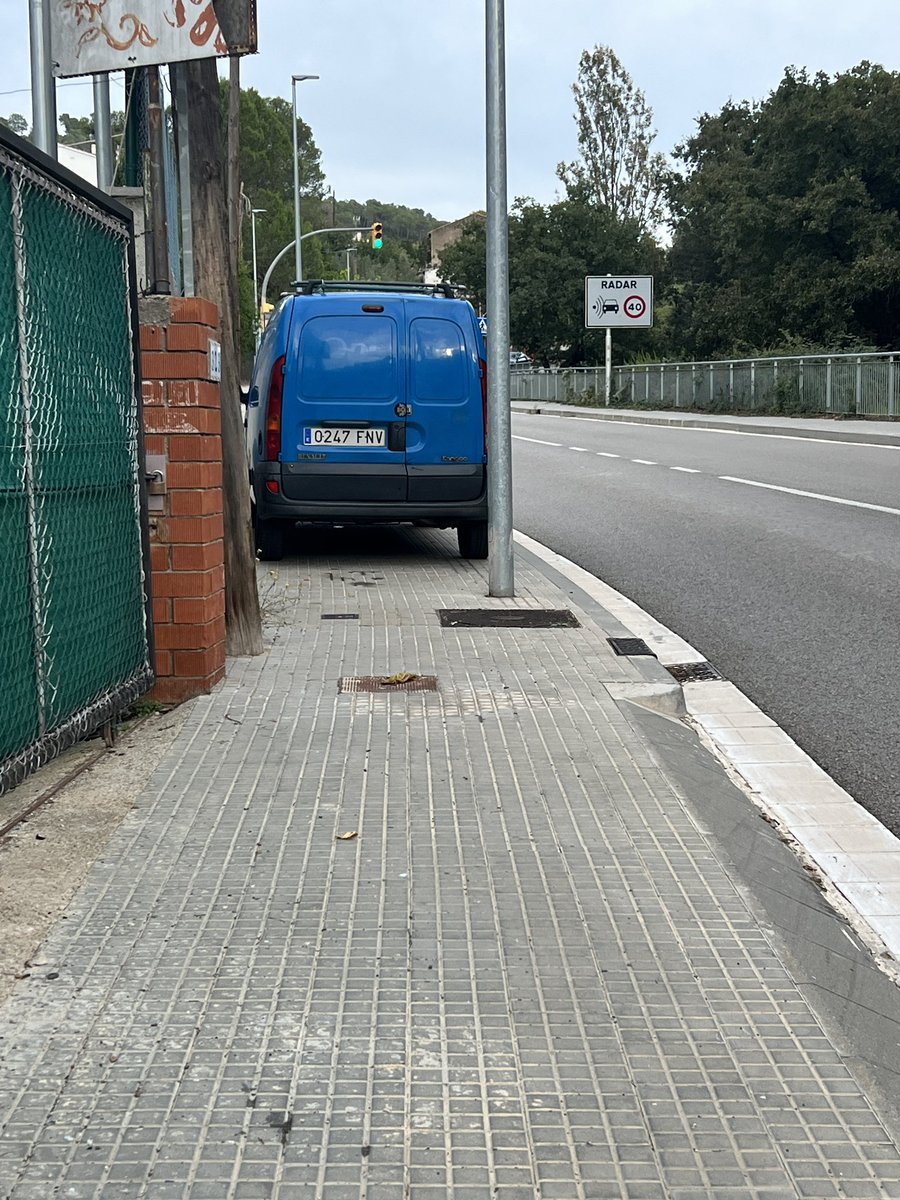 TAFANER6's tweet photo. Què hem de fer amb les persones incíviques??@ajsantcugat @josepmvalles @diba 
Un altre dia més he de baixar de la vorera sense cap visibilitat per poder arribar a casa.

@policiastc tant costa fer pasar de tant en tant una patrulla https://t.co/eQJrLL39Hf