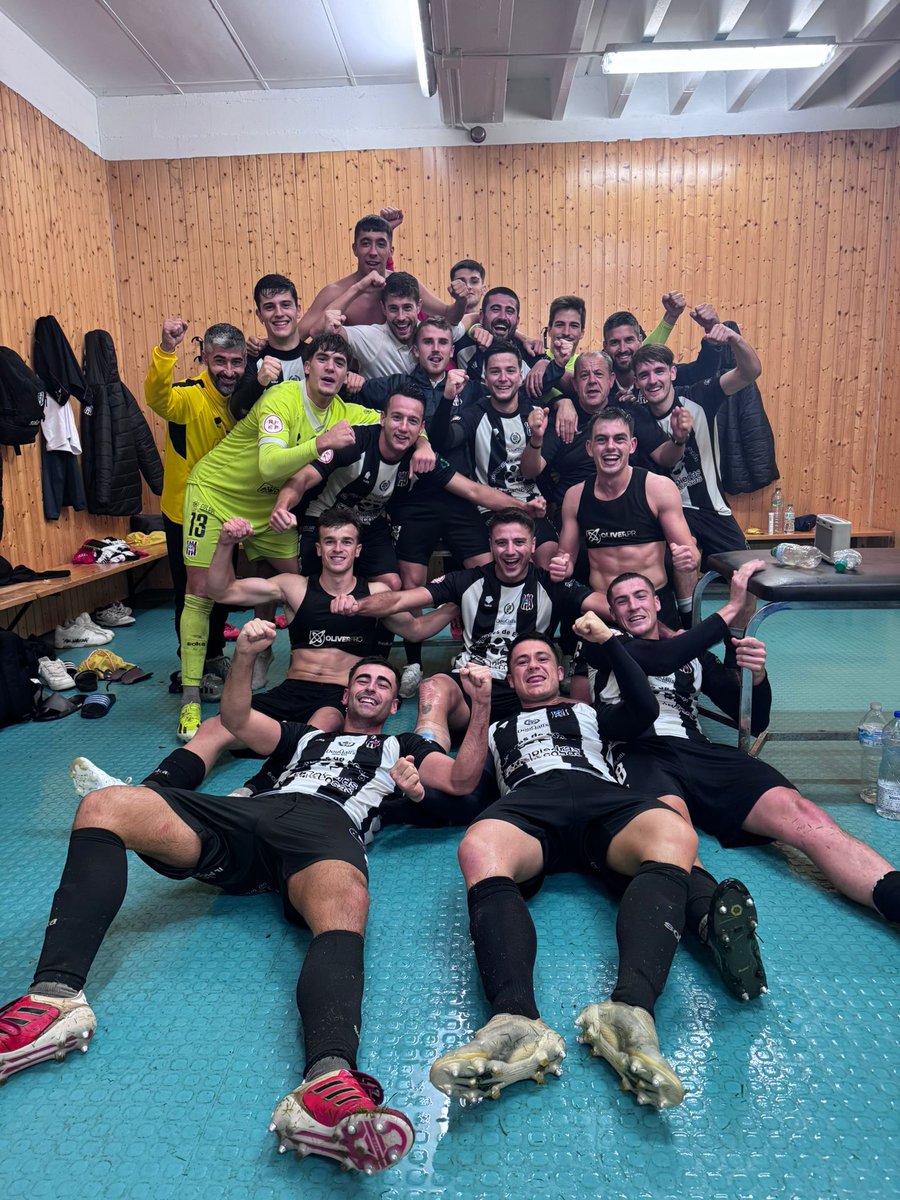 UMEscobedo's tweet photo. 𝗙𝗔 - 𝗠𝗜 - 𝗟𝗜𝗔. 🖤🤍😁

#ESCOgeBien | #2RFEF https://t.co/OVkh5MRsVb