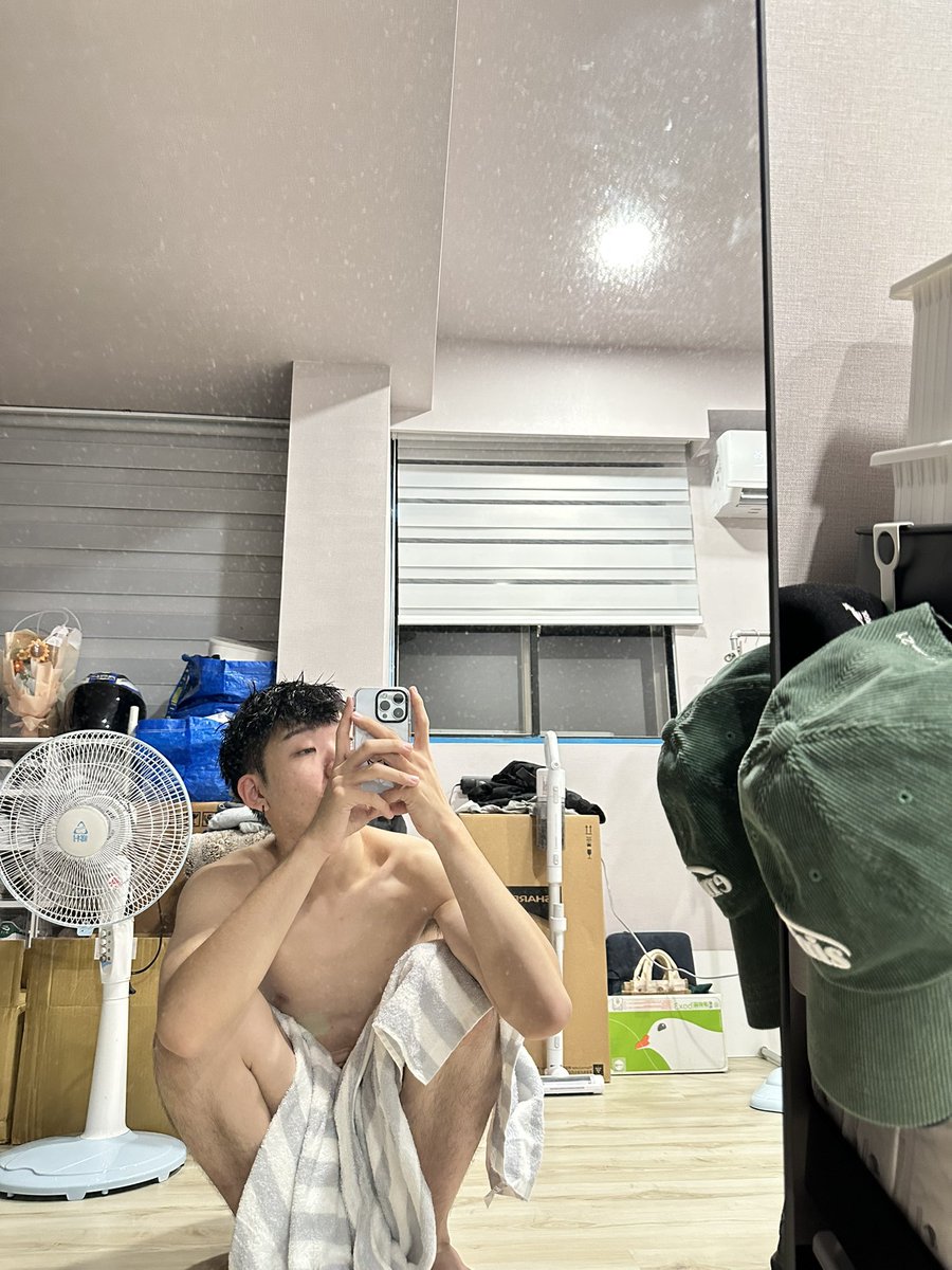 kxc4250_'s tweet photo. 洗完澡光溜溜 不趕快穿衣服 還在拍照 https://t.co/YoStlKumh7