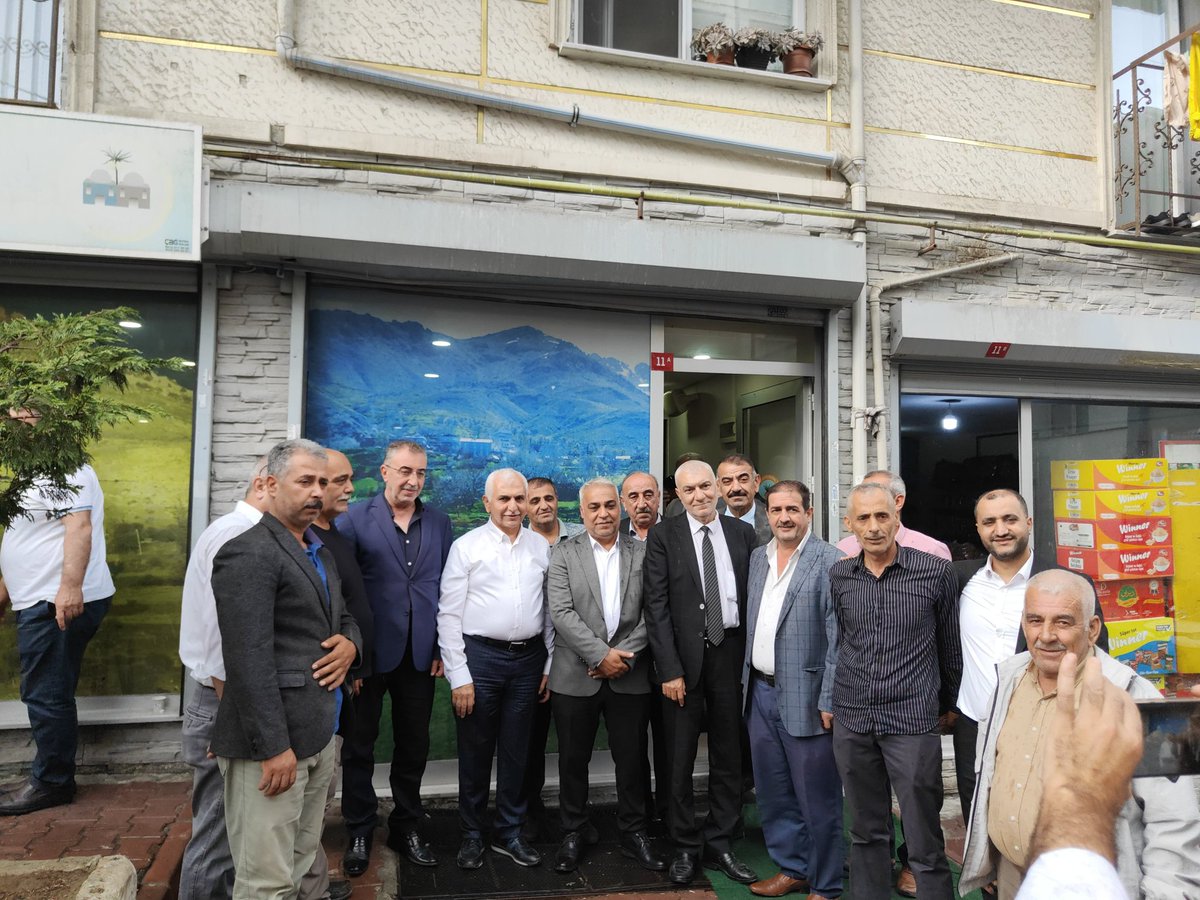 akgencesenyurtt's tweet photo. Siirt Milletvekilimiz Sn. @mervangul56 ve İlçe Gençlik Kolları Başkanımız Sn.  @erhanakdogan56 ile Siirt Şirvan Soğanlı Köyü Sosyal Yardımlaşma ve Dayanışma Derneğinin davetine icabet ettik.

Hemşerilerimize samimi muhabbetleri ve misafirperverliklerinden ötürü teşekkür ediyoruz. https://t.co/e4yLrxtVjC