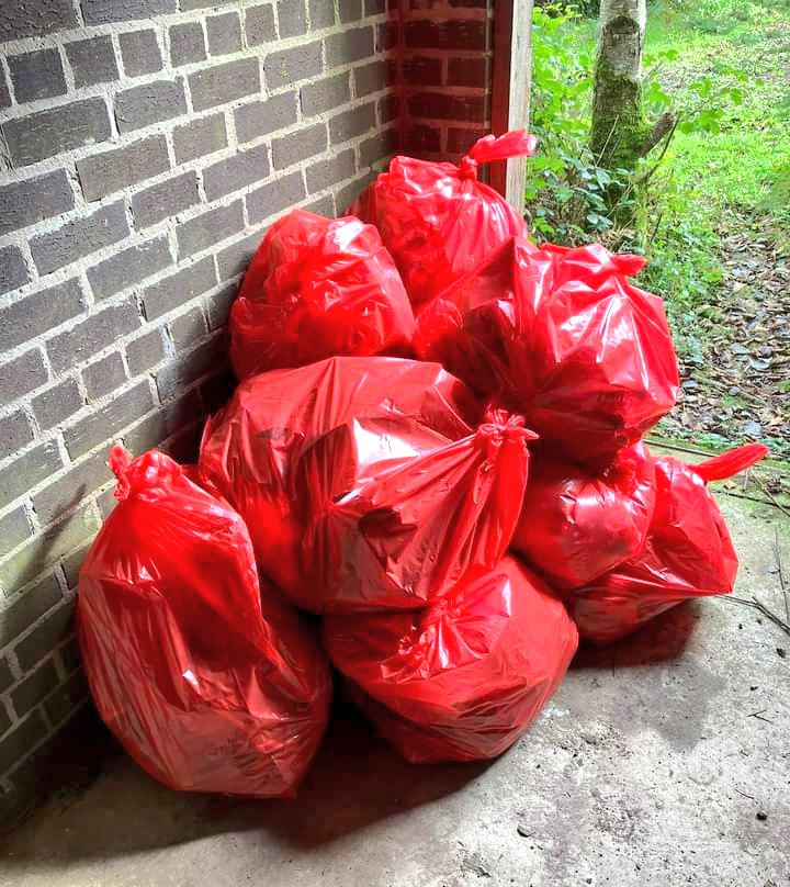 6/10/24
Diolch i’r 11 gwirfoddolwyr am hel sbwriel heddiw yn Llanberis. Diolch i Georgios am yr hufen iâ blasus! 
✔️10 sach o sbwriel.

Thanks to 11 volunteers that turned out to collect litter here in Llanberis today and Georgios for the delicious ice cream!
✔️10 bags of litter