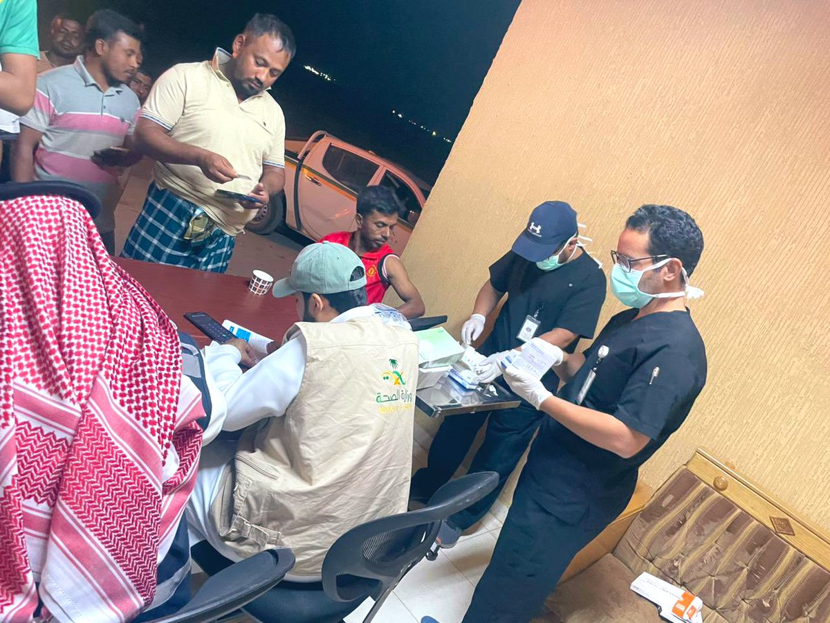 RG_hospital's tweet photo. الفرق الميدانية بالقطاع الصحي بالجمش تستهدف اسكان العمالة للتطعيم ضد #الانفلونزا_الموسمية 2024 م https://t.co/t3FVke51MF