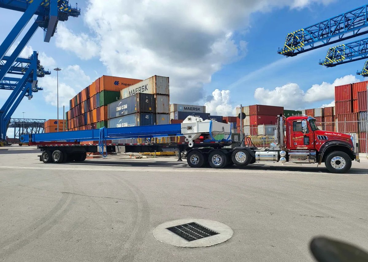 EandCmag's tweet photo. Transporting a dragline boom from Port Everglades to DHH yard.

Stretch flatbed: 75 ft long, 15.8 ft wide.

Need reliable oversized transport? Contact Deberardinis Heavy Haul at 321-299-5993.

#HeavyHaul #SpecializedTransport #OversizedLoads #FlatbedTransport https://t.co/fwM52y1Z5S