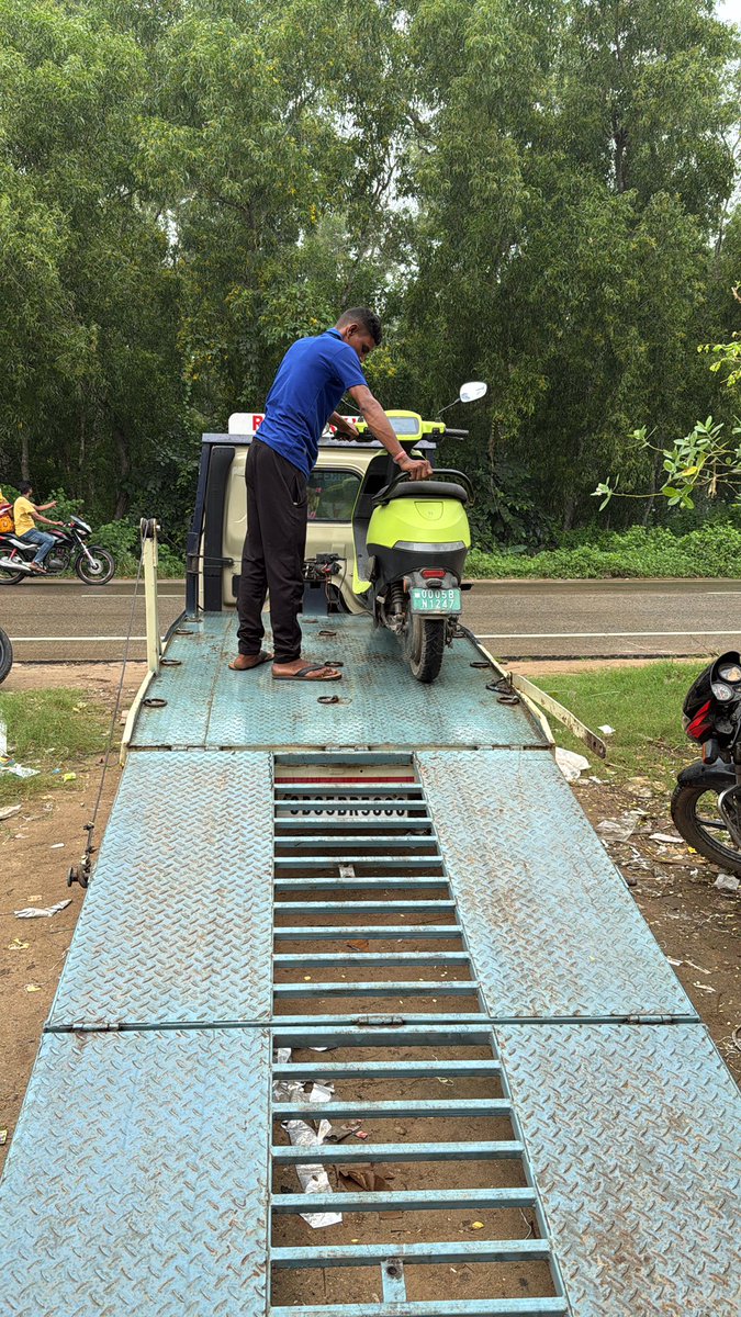 Amruturaj's tweet photo. My vehicle has been towed for 7th time in just a year. Last towing was on 13th Sept 
 #OlaElectric https://t.co/DAUqMNBRgQ