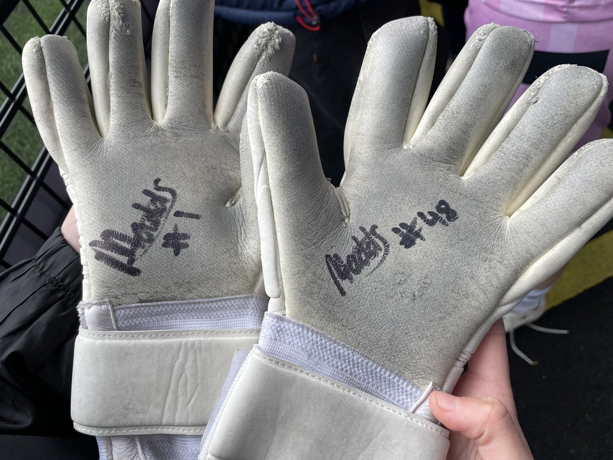 SpoonerGenette's tweet photo. Abbie had a great time being the mascot for @SotonWomensFC today. Shame about the result but some great football played. Massive thanks to @MaddsGK13 for her signed picture and gloves. They are already on display in her bedroom 💕⚽️ https://t.co/XzTIvcUNT0