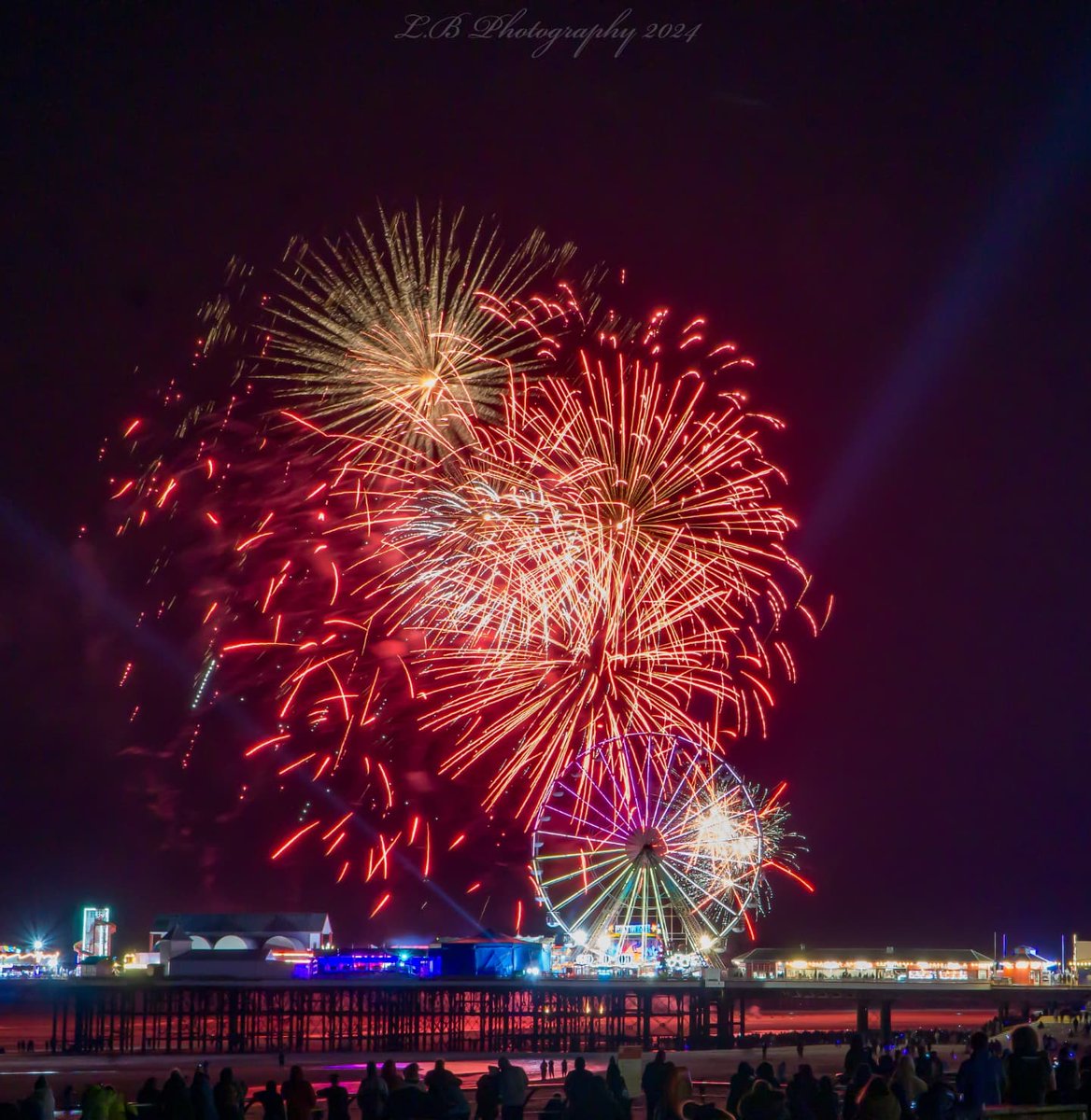 PositiveLee7's tweet photo. It was a great display last night from the USA team. Great lakes fireworks. #Blackpool #titaniumfireworks #USA #centralpierblackpool #fireworkdisplay #fireworks #visitblackpool https://t.co/YVYWl3QjSP