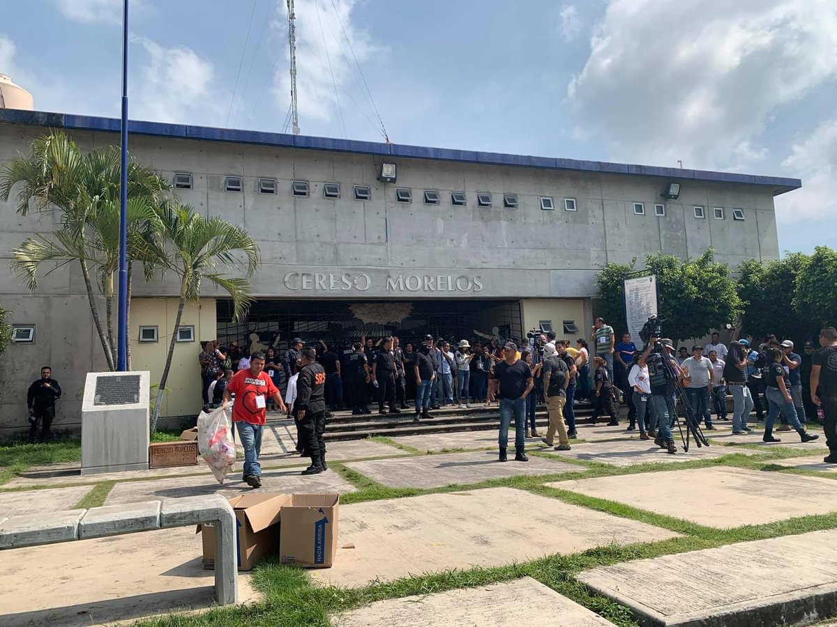 reporteroyosoy's tweet photo. La noche del sábalo se registró un enfrentamiento entre grupos de internos del penal de Atlacholoaya, Morelos por el control de la operatividad y los abusos de los titulares del sistema penitenciario, lo que dejó un reo muerto, tres heridos y la destitución de los directivos. https://t.co/1MJEq5AZUj
