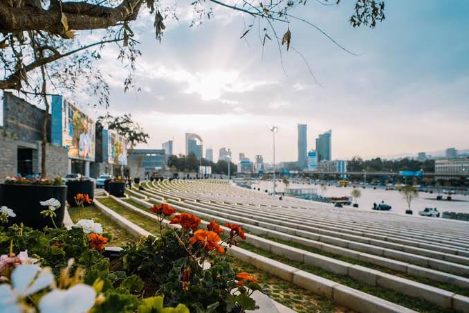 #Breakingnews A small earthquake around 8:10 pm shakes buildings in center of Addis Ababa, including buildings Meskel Square, Kazanchis and other areas of the city.