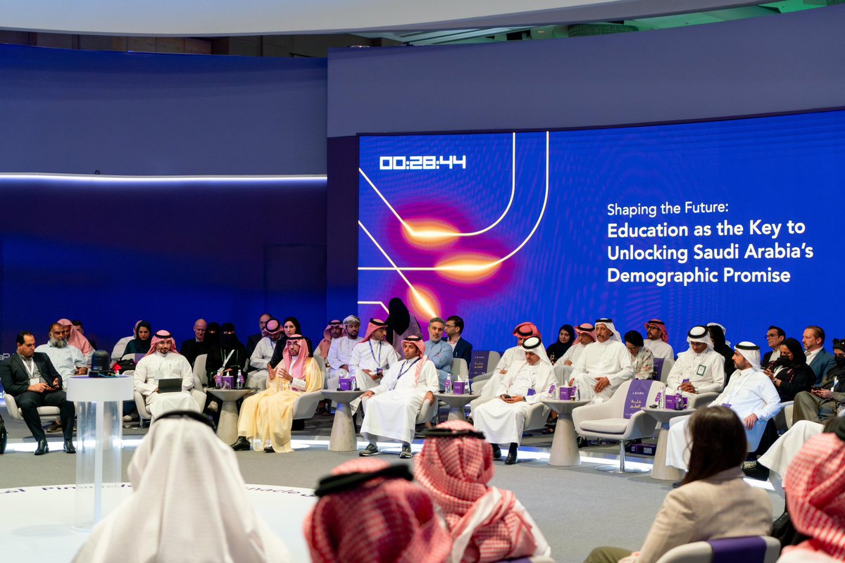 شارك المشرف العام على وكالة تنمية رأس المال البشري وسوق العمل في وزارة الاقتصاد والتخطيط الدكتور منصور الرميان، في جلسة بعنوان "صياغة المستقبل: التعليم مفتاح آفاق التطور الديموغرافي في المملكة العربية السعودية" ضمن مؤتمر #LEARN، وأكد على أهمية مواصلة تطوير السياسات المناسبة في