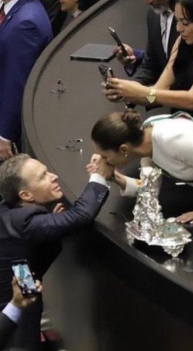 olgauq's tweet photo. #Los3Besos que nunca se debieron dar en un acto protocolario en la toma de posesión de un presidente mexicano. #CirculoDePoder quisieron ser #2Poderes y efectivamente la muerte se llevó a la presidenta del poder legislativo #Destino #Karma https://t.co/Wj5F8vHpkB