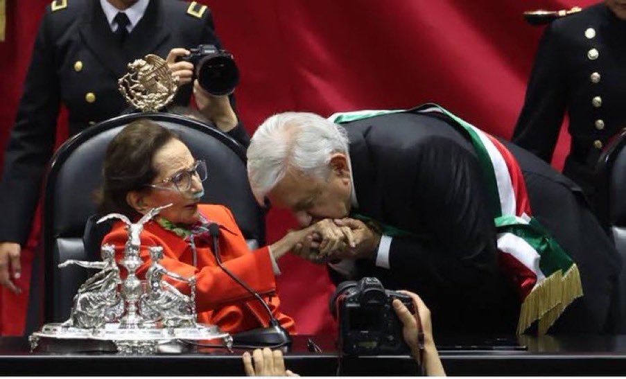 olgauq's tweet photo. #Los3Besos que nunca se debieron dar en un acto protocolario en la toma de posesión de un presidente mexicano. #CirculoDePoder quisieron ser #2Poderes y efectivamente la muerte se llevó a la presidenta del poder legislativo #Destino #Karma https://t.co/Wj5F8vHpkB