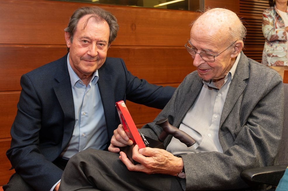 Amb tristesa acomiadem Santiago Loperena, col·legiat i referent de l'arquitectura tècnica amb 6 Premis FAD. Recentment, el Cateb li va retre un homenatge, envoltat d'amics i companys. El seu llegat perdura. Descansa en pau.