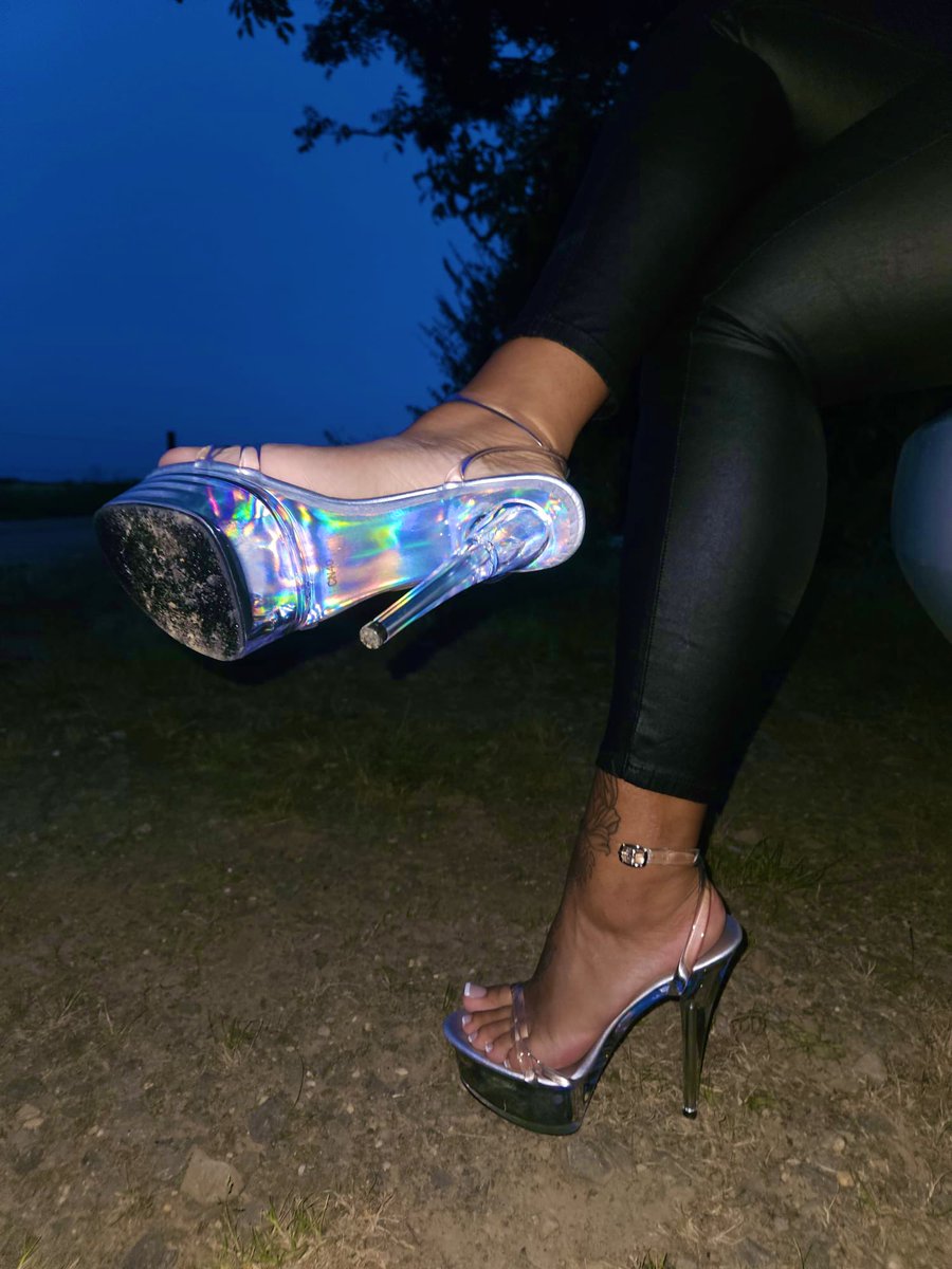 Bewunder meine geilen Heels und meine göttlichen Füße.. Ich weiß wie gerne du Sie auf knien bewundern willst und dabei sabberst du wie ein Hund.😈