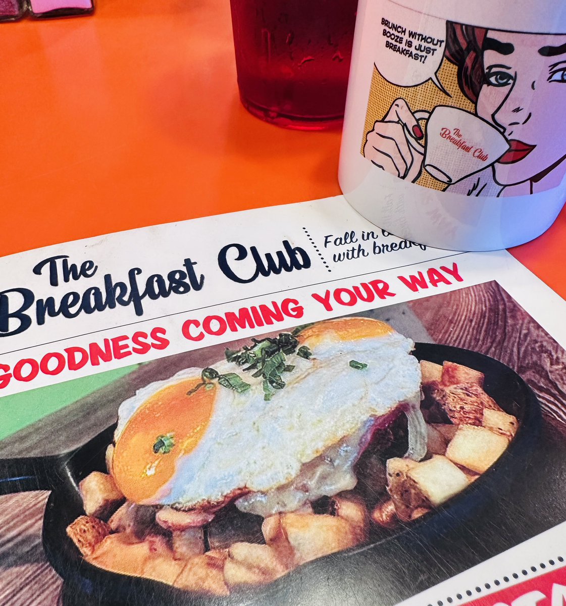 Not sure how The Breakfast Club Minneapolis is not more hyped?! Good menu, great vibe (the dj is a nice touch), nostalgic in the best way. ☕️🍳🥞So fun! 

Nice reps @ShelettaIsFunny and <a href="/SweetTsFoodie/">SweetT's Foodie</a>! 

Great bar set up to catch a morning <a href="/Vikings/">Minnesota Vikings</a> game. #SKOL