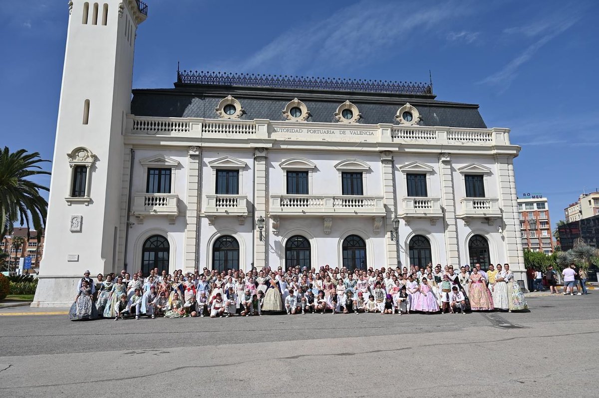 ⚓️ Arriba el primer cap de setmana d’octubre i l’Agrupació <a href="/fallasmaritimo/">Federació Agrupació Falles Marítim</a> organitza l’Ofrena a la Mare de Déu submergida. 

🌺 Flors per a la Mareta de part de la nostra Fallera Major Infantil de València, María García Arribas. 

📸 <a href="/Fotofilmax/">Fotofilmax Fotógrafo</a>