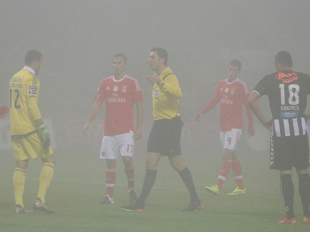 O ano era 2016.
Nacional recebe o Benfica na Choupana.
Ao oitavo minuto, o jogo é interrompido por causa do nevoeiro. 

8 anos depois a história repete-se.
