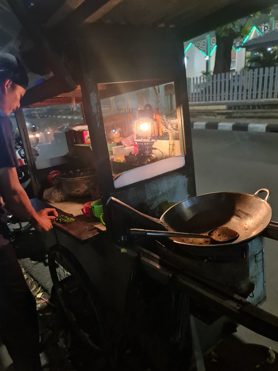 sop_janda's tweet photo. Belajar terpaksa karna emng cuman 1 matkul ini yang iseng banget utsnya tulis tangan dan close book, terpaksa tengah malem keluarin motor beli nasi goreng terdekat gak bisa tahan laper lagi njirrr https://t.co/r33YUePHEd